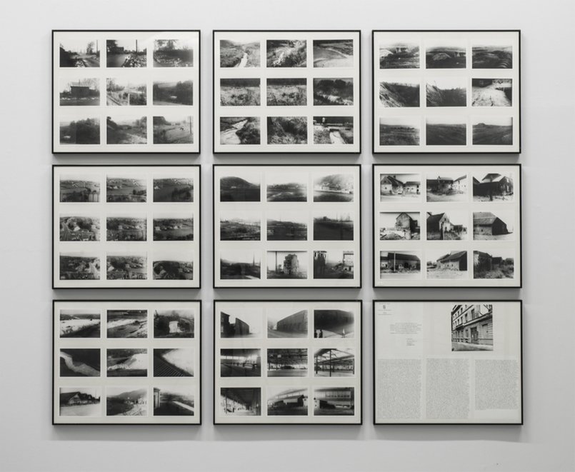 Jacques Charlier, paysages professionnels, 1970. Photographies N.B. et texte imprimé. 9 panneaux de 50 x 60 cm