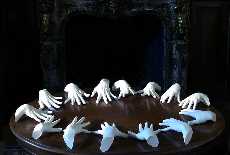 Valérie Sonnier, Ouija, ensemble de mains en  plâtre céramique, 2020