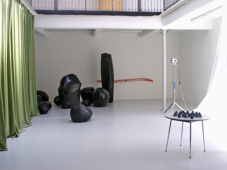 Suchan Kinoshita, Decor for three, rideau, spot de théâtre, boule disco, dimensions suivant installation, 2008-2009