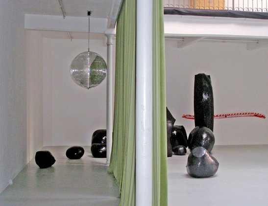 Suchan Kinoshita, Decor for three, 2008-2009 rideau, spot de théâtre, boule disco, dimensions suivant installation