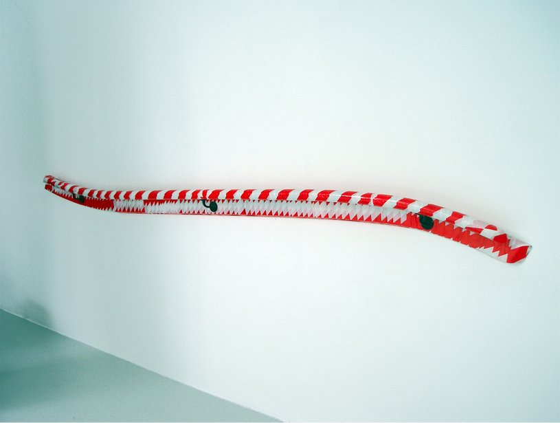 Suchan Kinoshita, Jogger's fragment II, 2009 technique mixte, barre d'appui, ruban de chantier, 312 x 13 x 12 cm